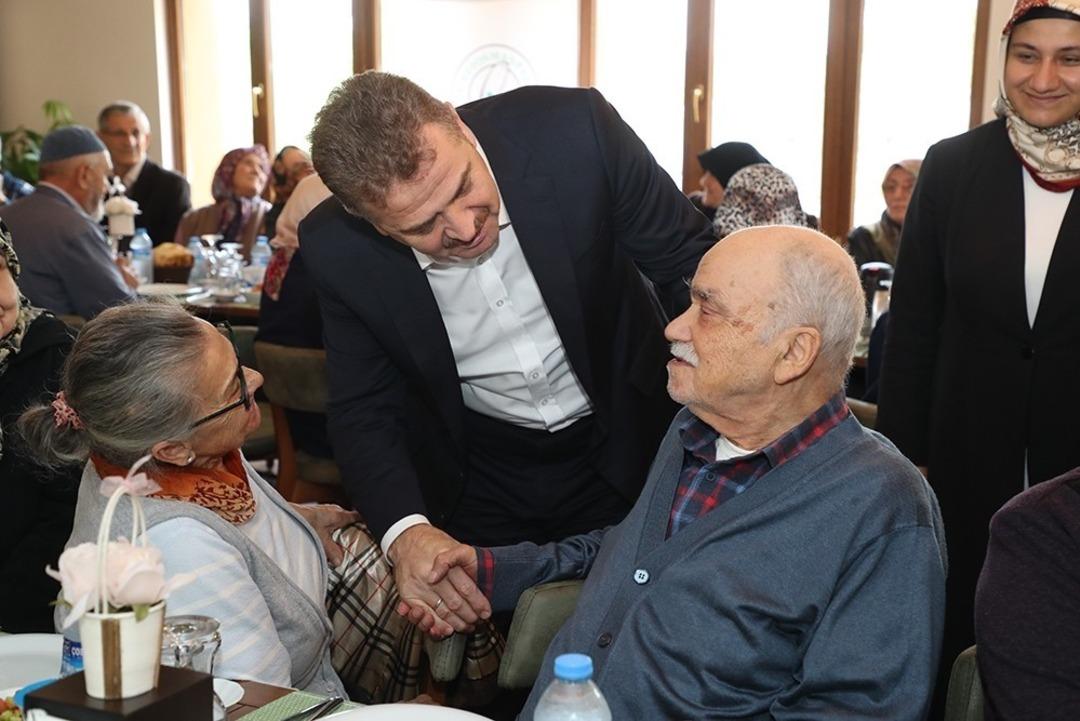Başkan Usta, yaşlılarla bir araya geldi