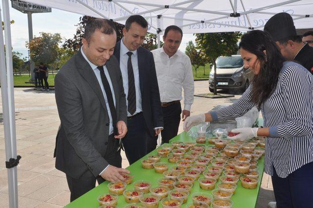 Düzce Üniversitesi’nden aşure ikramı