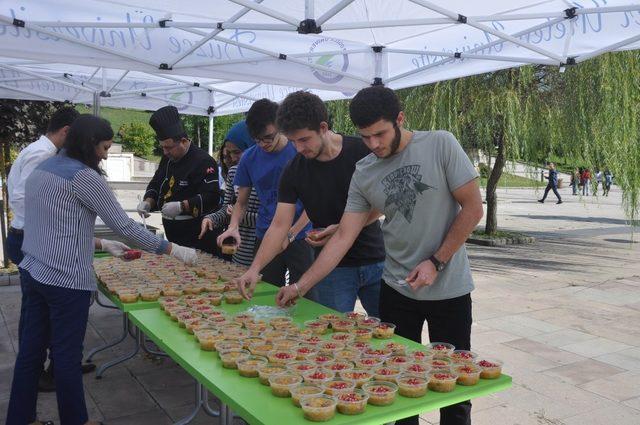 Düzce Üniversitesi’nden aşure ikramı