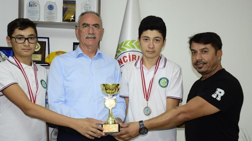 Kick boks&ccedil;culardan Başkan Kale&rsquo;ye ziyaret