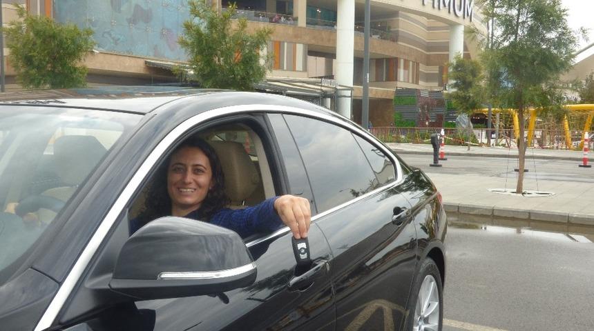 İzmir Optimum&rsquo;un şanslı ziyaret&ccedil;isi otomobiline kavuştu