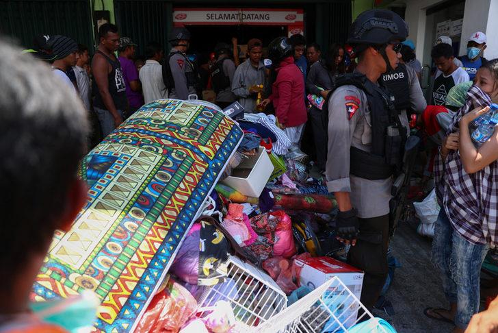 Endonezya'da yağma başladı! G4