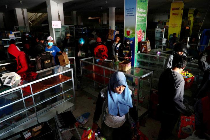 Endonezya'da yağma başladı! G5