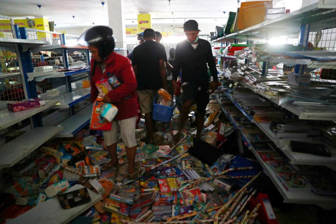 Endonezya'da yağma başladı!