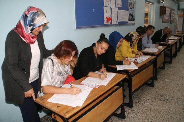 Devrek’te öğretmen ve veliler Kızılay’a kan bağışında bulundu