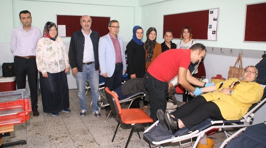 Devrek&rsquo;te &ouml;ğretmen ve veliler Kızılay&rsquo;a kan bağışında bulundu