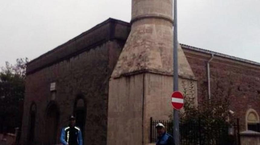 Minareden d&ouml;k&uuml;len par&ccedil;alar korkuttu