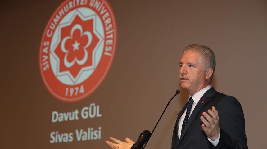 Vali G&uuml;l&rsquo;den &ouml;ğrencilere KYK m&uuml;jdesi