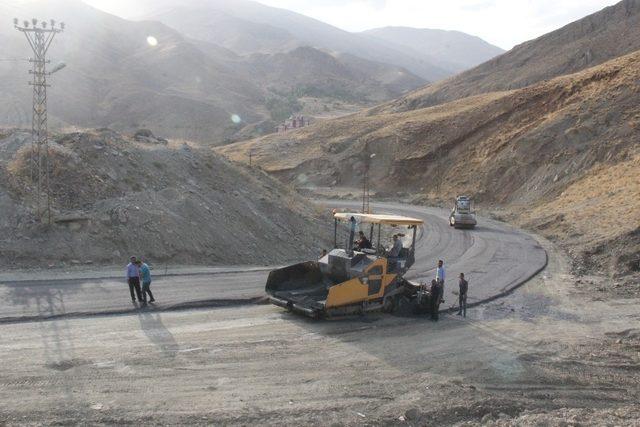 Hakkari’de yol asfaltlama çalışması