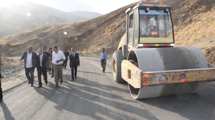 Hakkari&rsquo;de yol asfaltlama &ccedil;alışması
