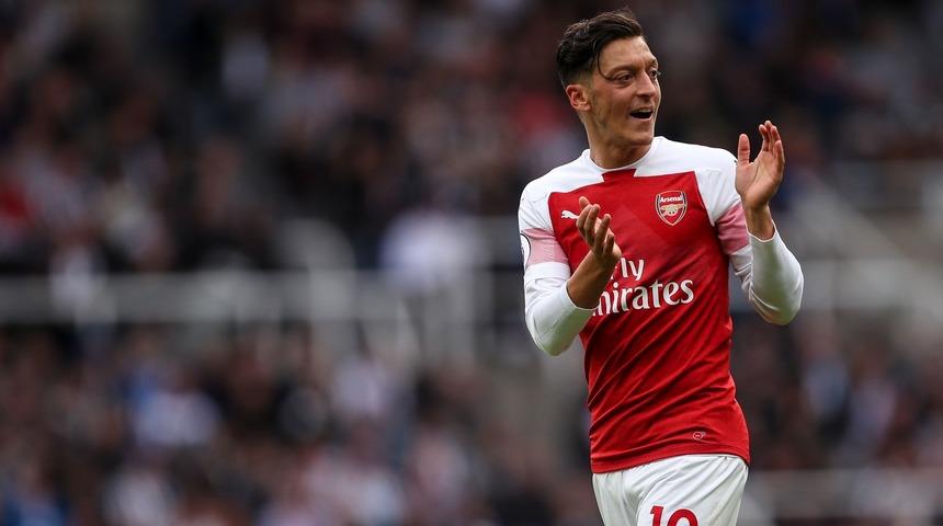 Mesut &Ouml;zil'den olay paylaşım! Fenerbah&ccedil;e taraftarları &ccedil;ıldırdı