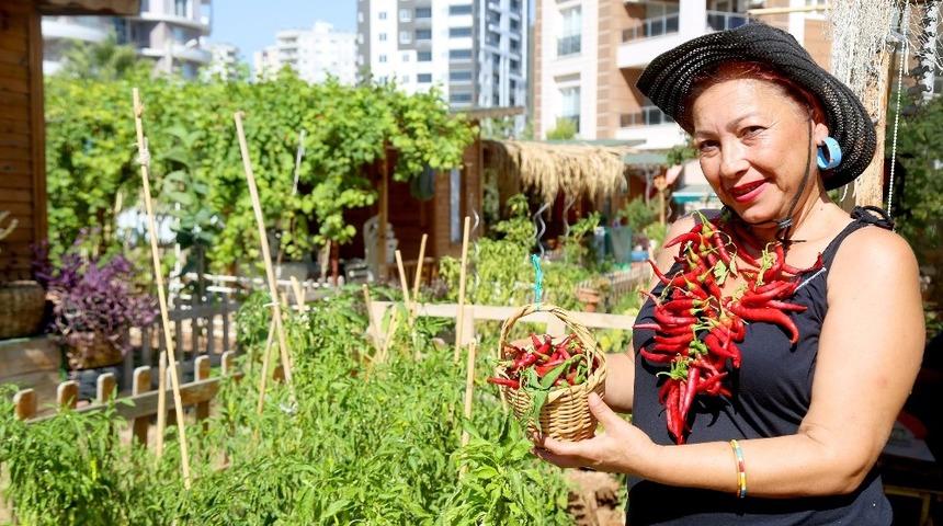 Hobi bah&ccedil;esi ile yaşama tutunuyor