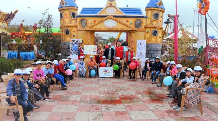 &Ccedil;ocuklar lunaparkta gen&ccedil;lerle eğlendi