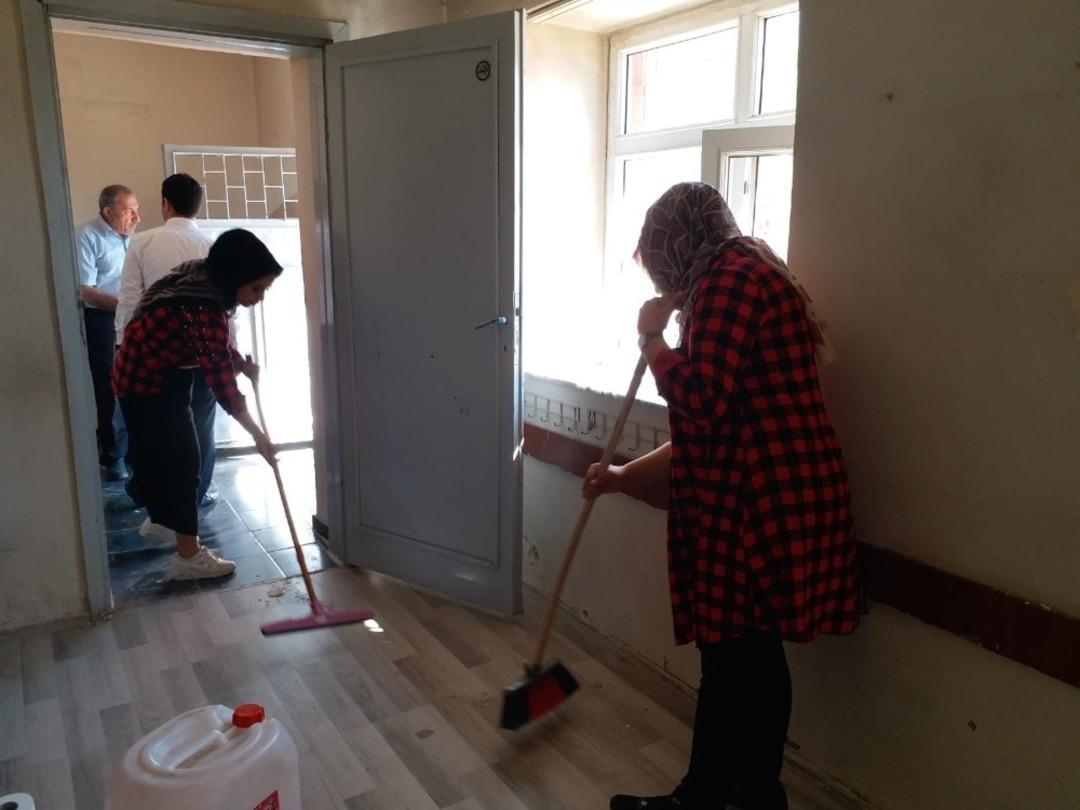 &Uuml;niversite &ouml;ğrencileri k&ouml;y okulunu onardı