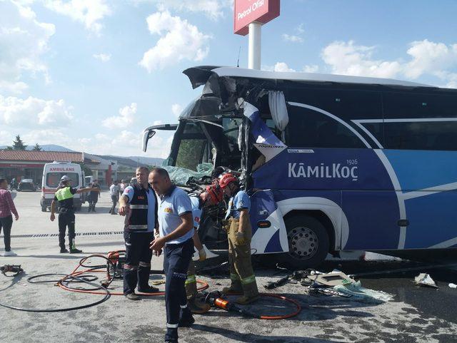 Yolcu otob&uuml;s&uuml; temizlik aracına &ccedil;arptı: 1 &ouml;l&uuml;, 12 yaralı 1