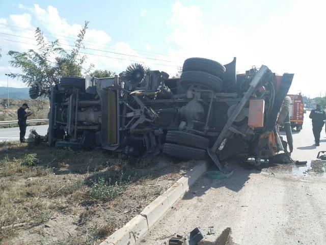 Yolcu otob&uuml;s&uuml; temizlik aracına &ccedil;arptı: 1 &ouml;l&uuml;, 12 yaralı 2