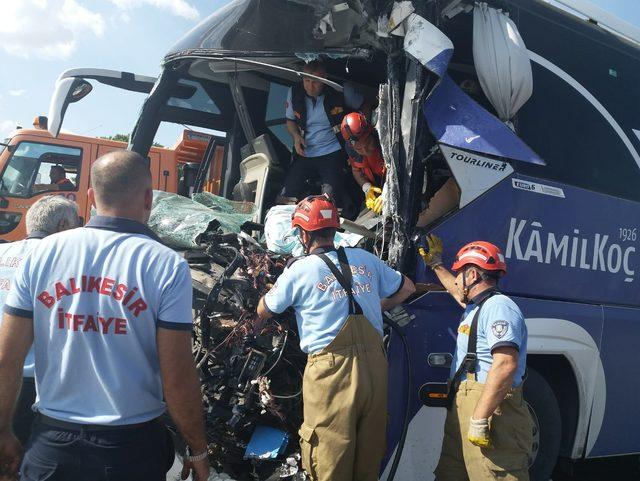Yolcu otob&uuml;s&uuml; temizlik aracına &ccedil;arptı: 1 &ouml;l&uuml;, 12 yaralı 3