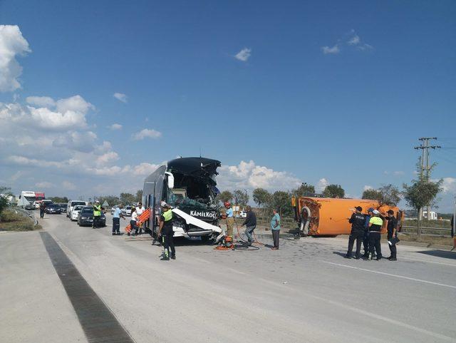Yolcu otob&uuml;s&uuml; temizlik aracına &ccedil;arptı: 1 &ouml;l&uuml;, 12 yaralı 4