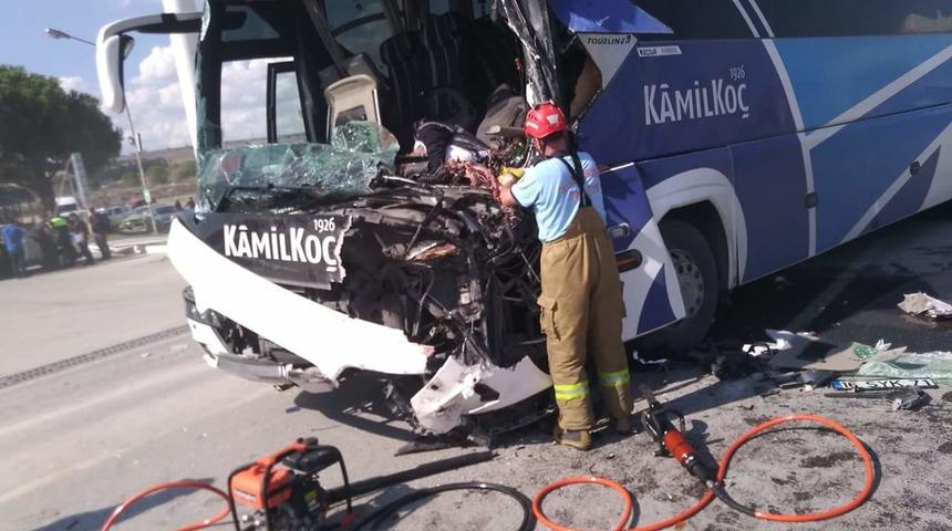 Yolcu otob&uuml;s&uuml; temizlik aracına &ccedil;arptı: 1 &ouml;l&uuml;, 12 yaralı