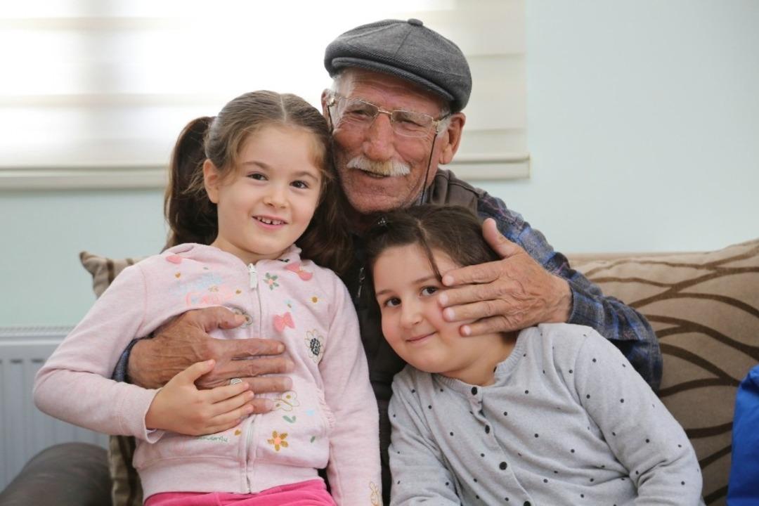 Miniklerin koca &ccedil;ınarlara Yaşlılar G&uuml;n&uuml; ziyareti