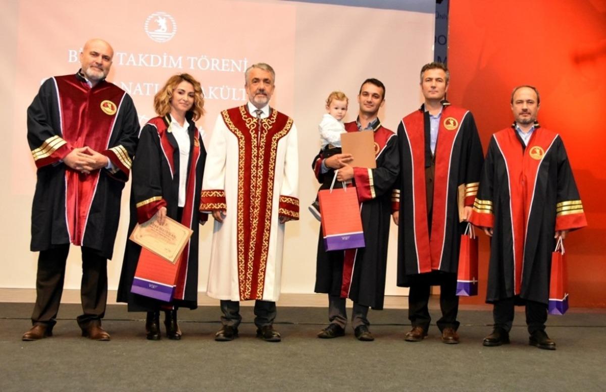 Akademisyenler belgelerini &ccedil;ocukları ile aldı