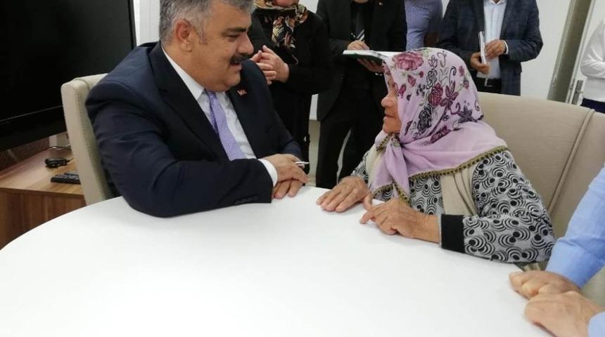 Başkan &Ouml;zg&uuml;ven, Halk G&uuml;n&uuml;&rsquo;nde vatandaşları dinliyor