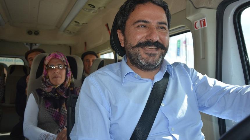 Başkan Kalın servis minib&uuml;s&uuml; direksiyonunda