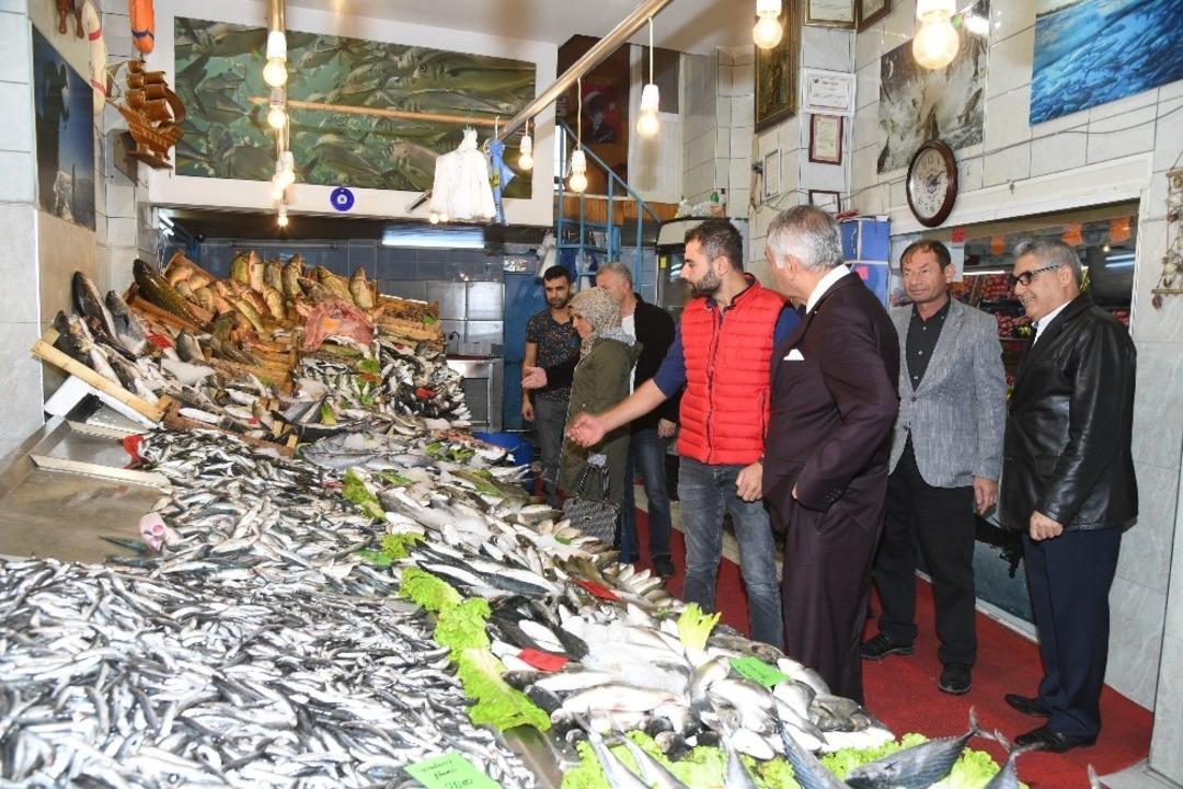 &Uuml;z&uuml;m Pazarı esnafının canlanması adına belediyeden indirim g&uuml;nleri projesi