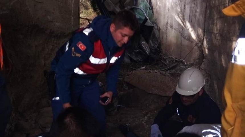 Otomobil menfeze u&ccedil;tu; 1 &ouml;l&uuml; 2 yaralı