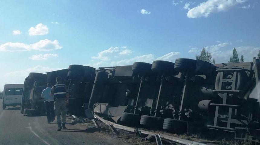 Şanlıurfa&rsquo;da devrilen tırın s&uuml;r&uuml;c&uuml;s&uuml; yaralandı