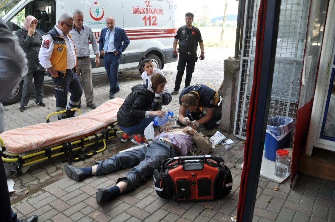 Okul &ccedil;ıkışı kalp krizi ge&ccedil;iren &ouml;ğretmen kurtarılamadı