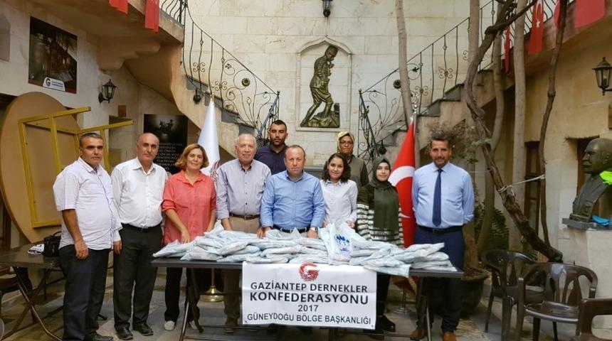 Gaziantep dernekler konfederasyonundan &ouml;ğrencilere kırtasiye yardımı