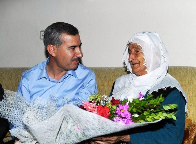 Çınar’dan 81 yaşındaki Hidayet Teyze’ye ziyaret