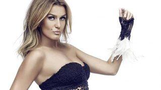 Tuğba Özay'ın sahne kıyafeti olay oldu!