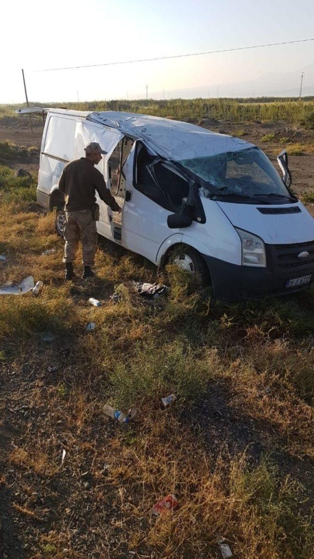 Göçmenleri taşıyan minibüs devrildi: 11 yaralı