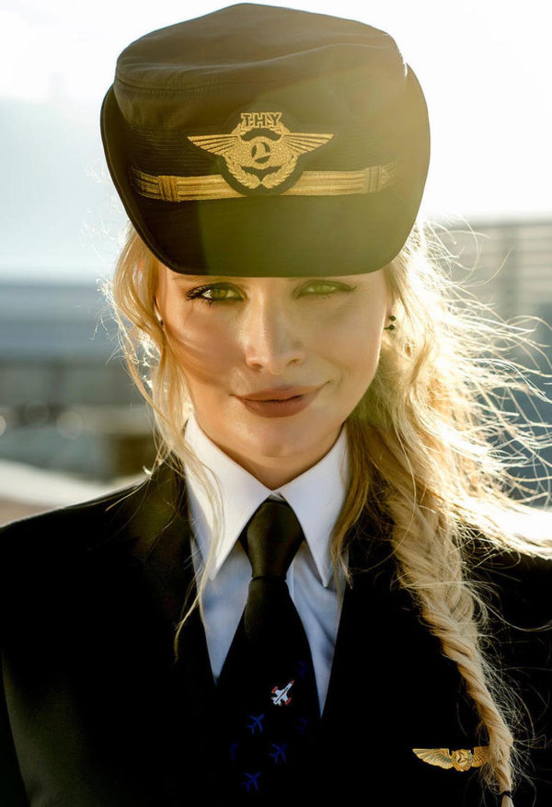 Yolcunun hayatını kurtarmıştı! &Uuml;nl&uuml; pilot pazarlama şefi oldu