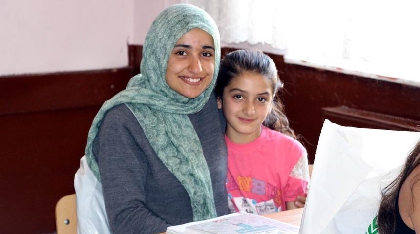 Erzincan&rsquo;da &ouml;ğrencilere kırtasiye hediyesi