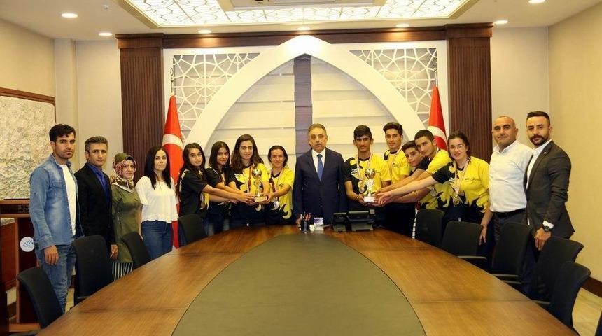 Raftingcilerden Vali Toprak&rsquo;a ziyaret