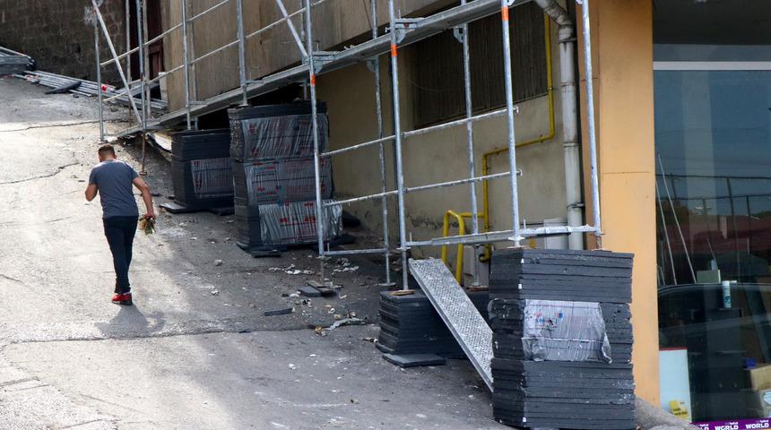 İş g&uuml;venliği hi&ccedil;e sayıldı,&nbsp;strafor &uuml;zerine iskele kuruldu