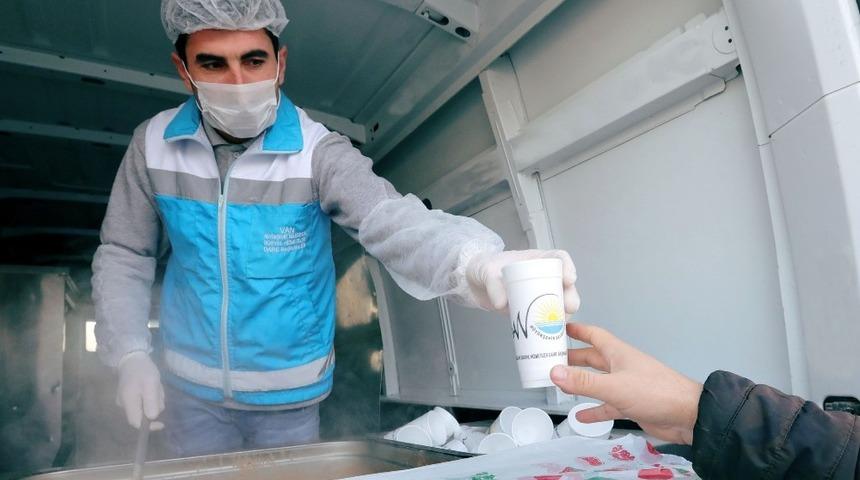 Van B&uuml;y&uuml;kşehir Belediyesinden sıcak &ccedil;orba dağıtımı