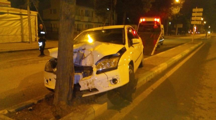 Otomobil ağaca &ccedil;arptı: 1 yaralı