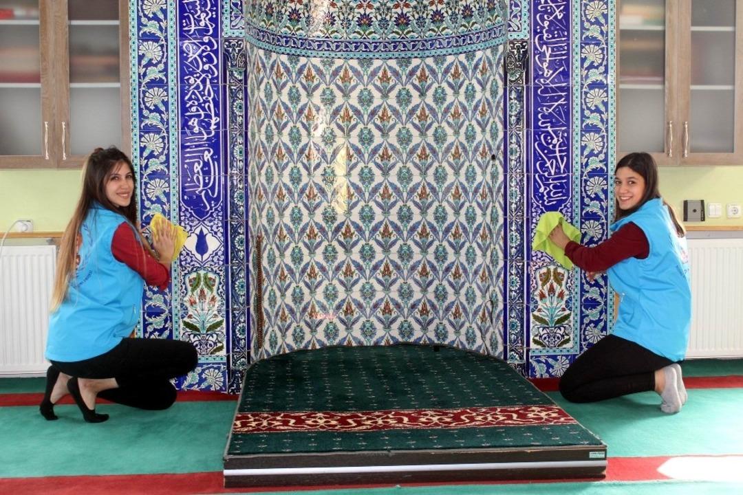 Erzincan Gen&ccedil;lik Merkezi gen&ccedil;lerinden cami temizliği