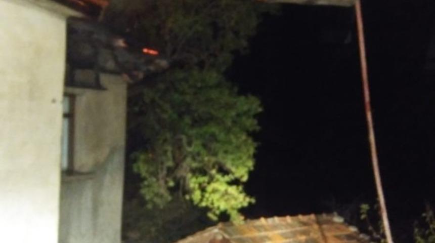 Dursunbey&rsquo;de tek katlı ev alevlere teslim oldu