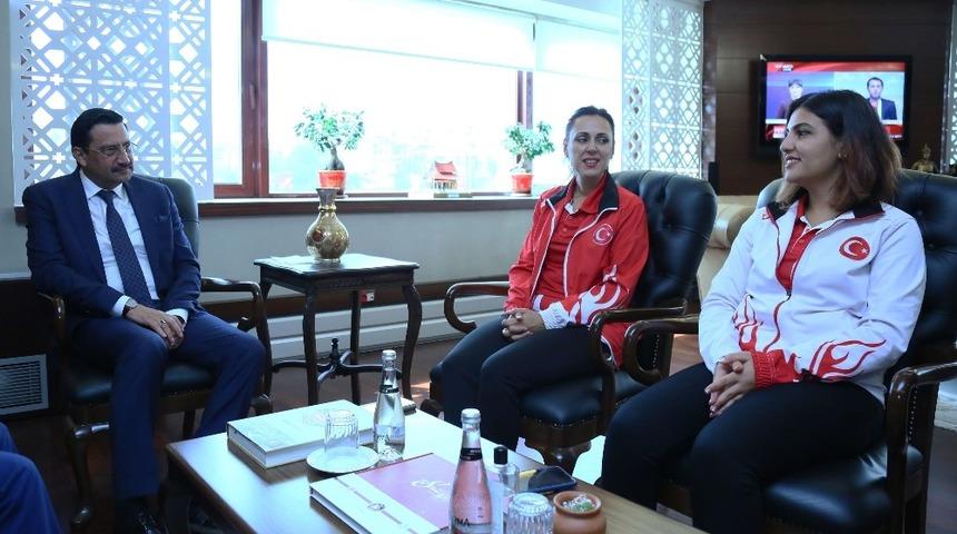 Dünya şampiyonundan Başkan Ak’a ziyaret