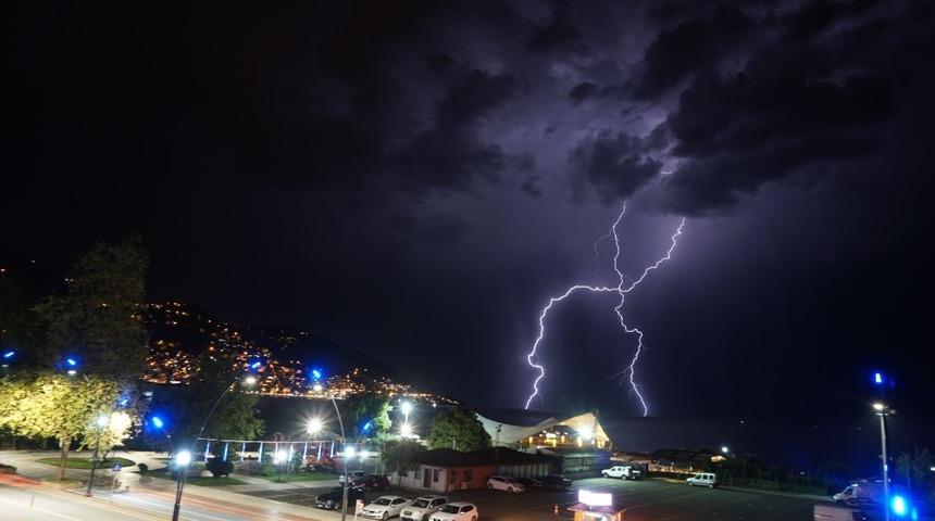 Ordu&rsquo;da şimşekli gece