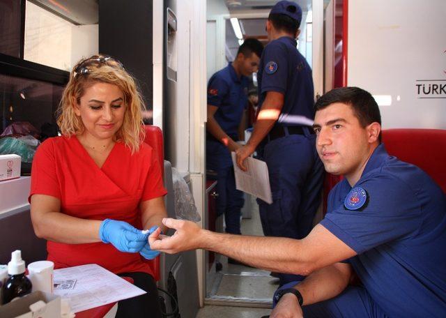 Serik’te Jandarmadan Kızılay’a Kan Bağışı