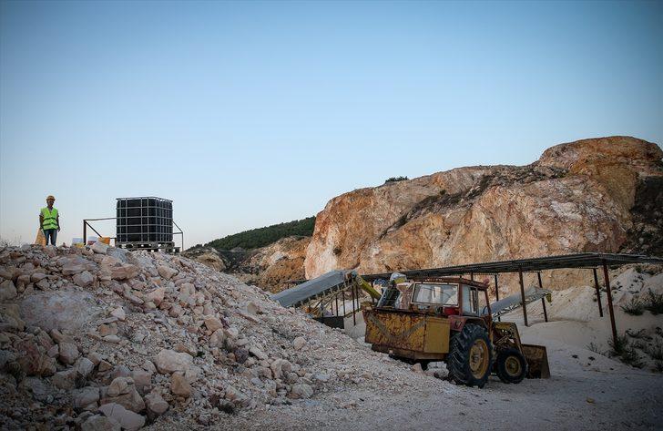 Balıkesir'in Sındırgı ilçesindeki Düvertepe'den kaolin fışkırıyor G3