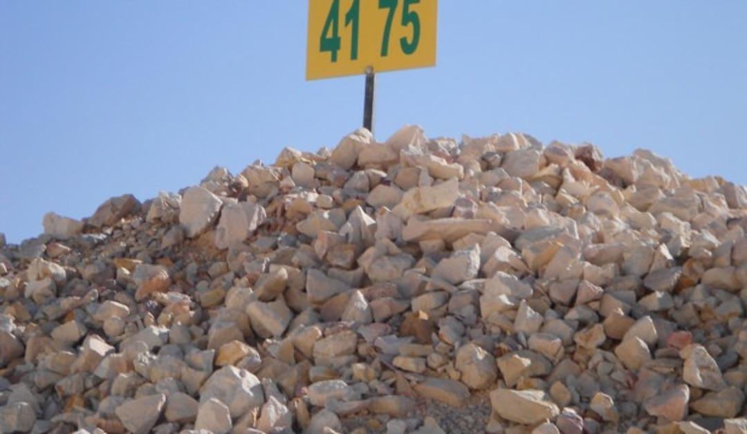 Balıkesir'in Sındırgı il&ccedil;esindeki D&uuml;vertepe'den kaolin fışkırıyor