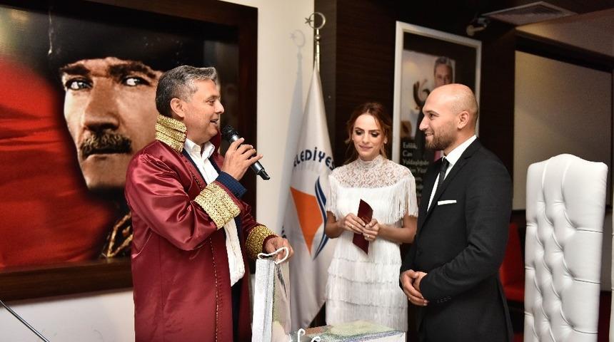 Tanıştıkları g&uuml;n ve saatte evlendiler