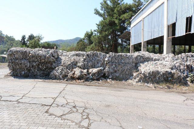 Antalya ilçelerinin çöpleri özel tırlarla taşınıyor